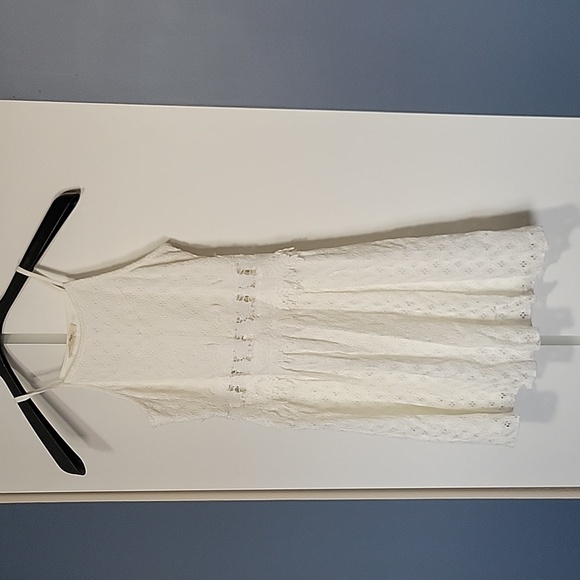 White dress - Picture 4 of 8